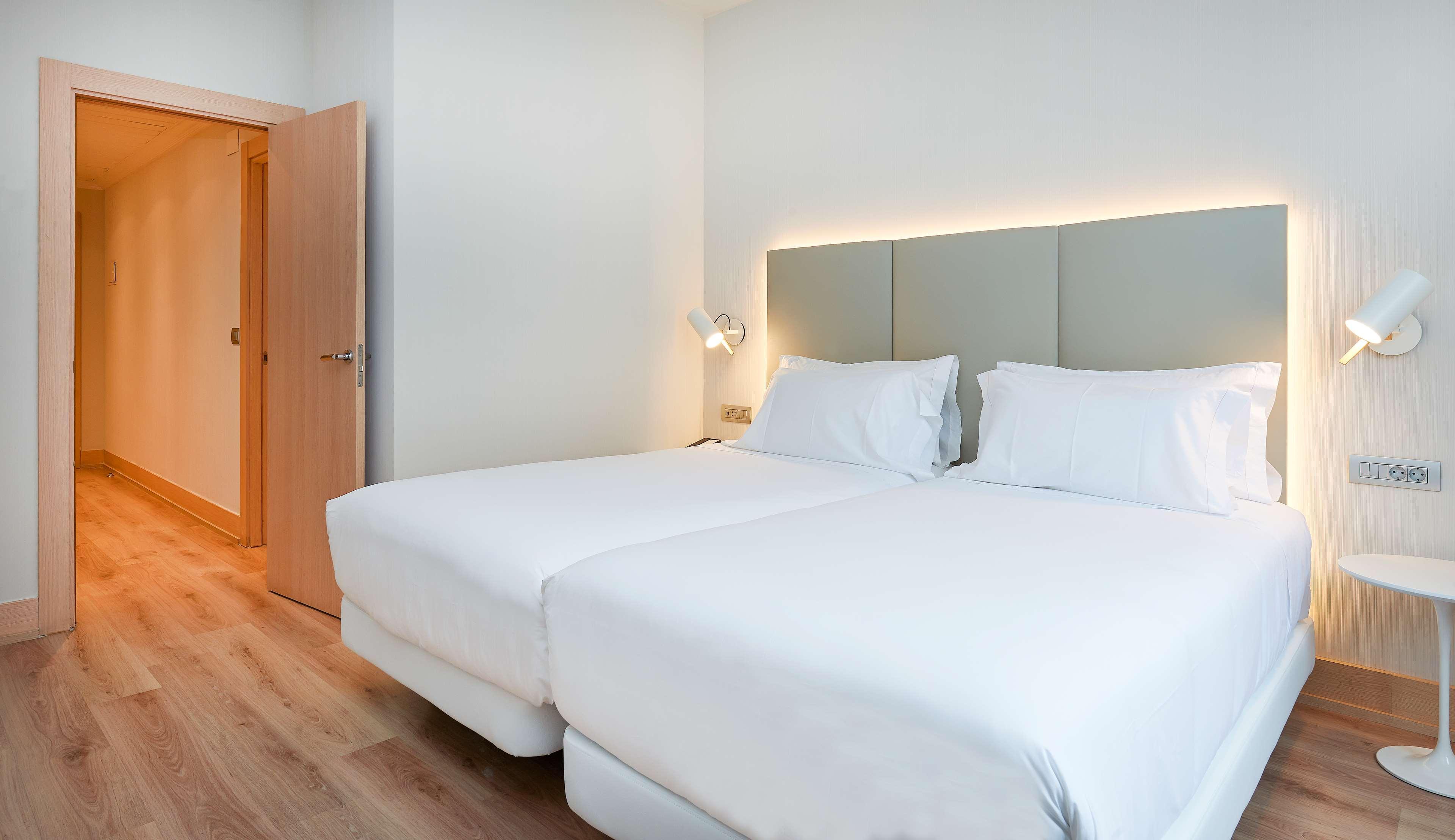 Nh Bilbao Deusto Hotel Bagian luar foto
