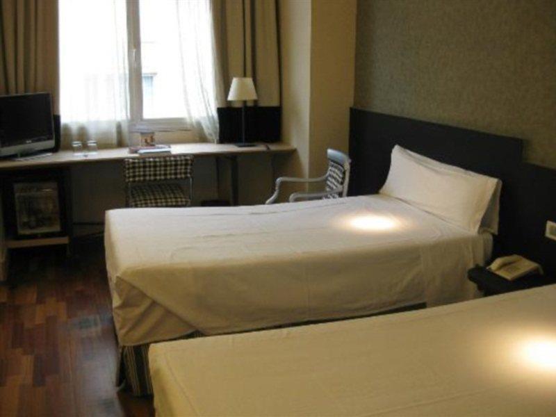 Nh Bilbao Deusto Hotel Bagian luar foto