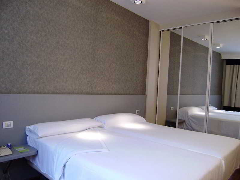Nh Bilbao Deusto Hotel Bagian luar foto
