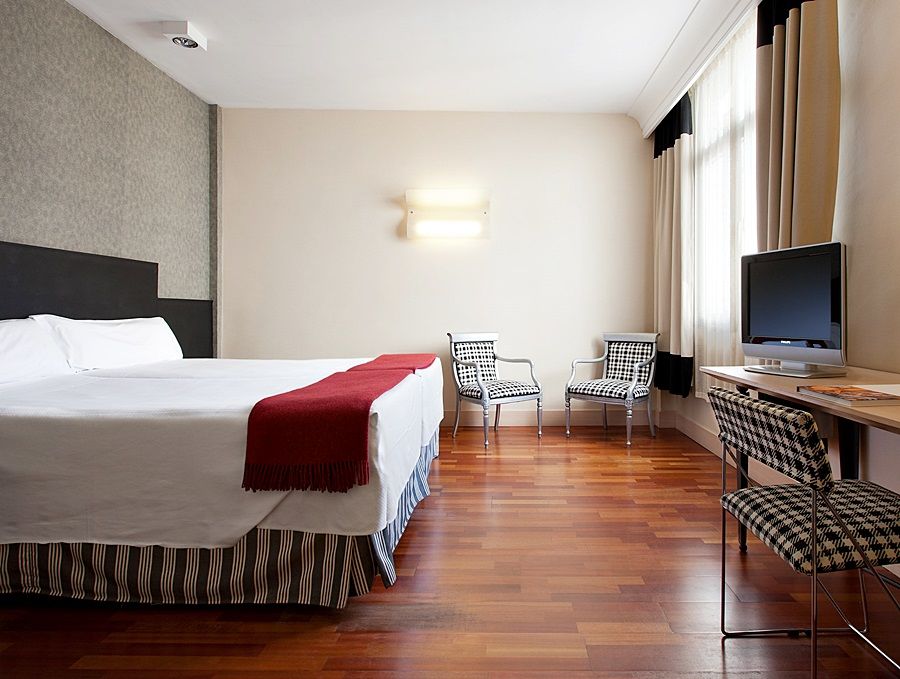 Nh Bilbao Deusto Hotel Bagian luar foto